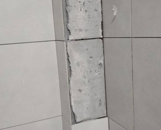 上杭瓷砖空鼓维修公司分享下瓷砖施工前基层浇水润湿程度不足，可能导致以下问题